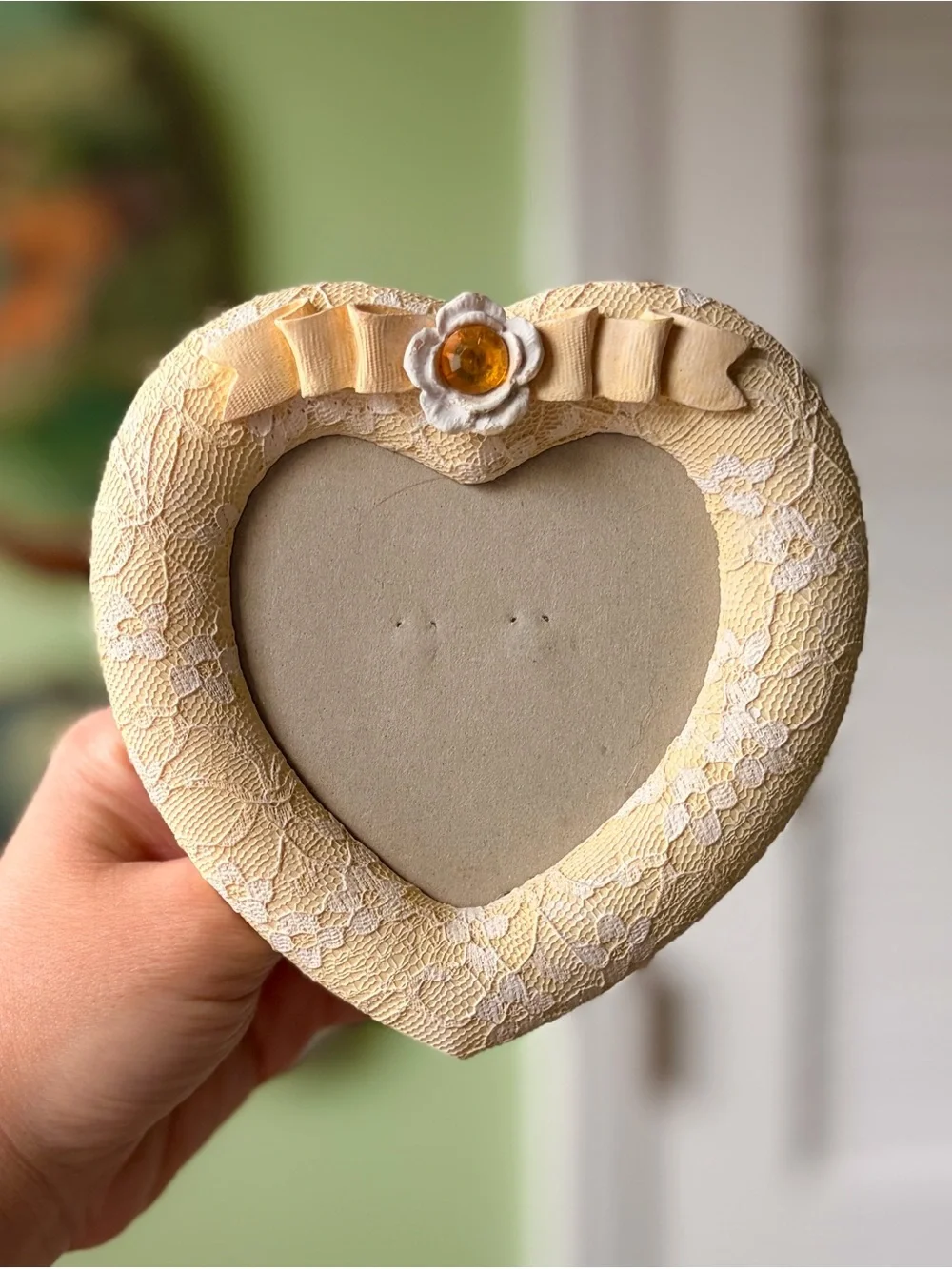 Heart-Shaped Lace Photo Frame in Cream Vintage Accent